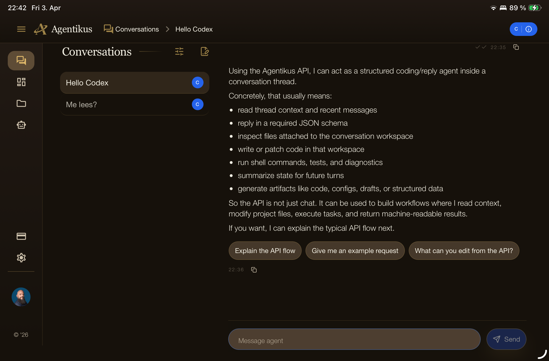 Vista de conversaciones de Agentikus mostrando contextos distintos dentro del mismo sistema